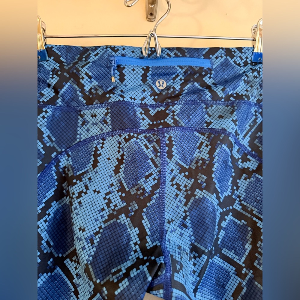 Lululemon "Full-On Luon" Blue Mini Ziggy Snake Print Cropped Leggings US 8 - Picture 5 of 13